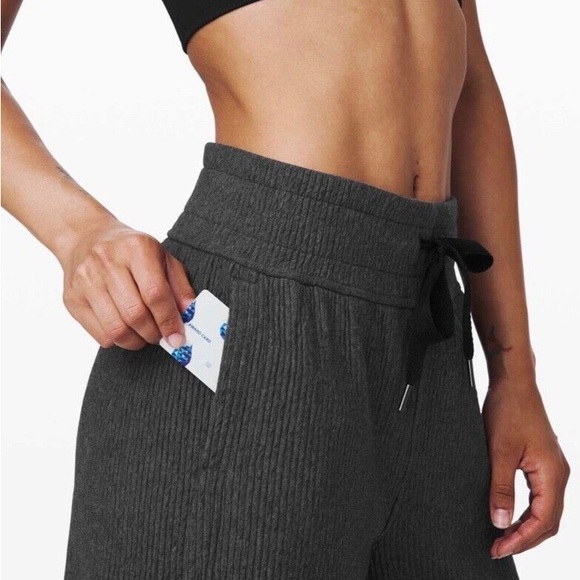 Lululemon Retreat Yourself Crop Size 4 - Picture 2 of 5